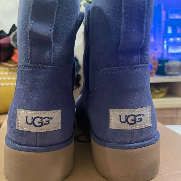 UGG boots with slight heel - Picture 3 of 6